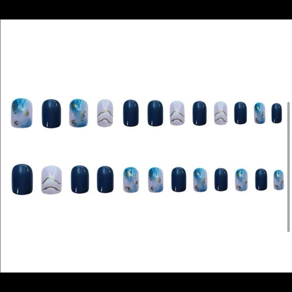 SOLD Blue Marble Design Short Press On Nails - Picture 3 of 3